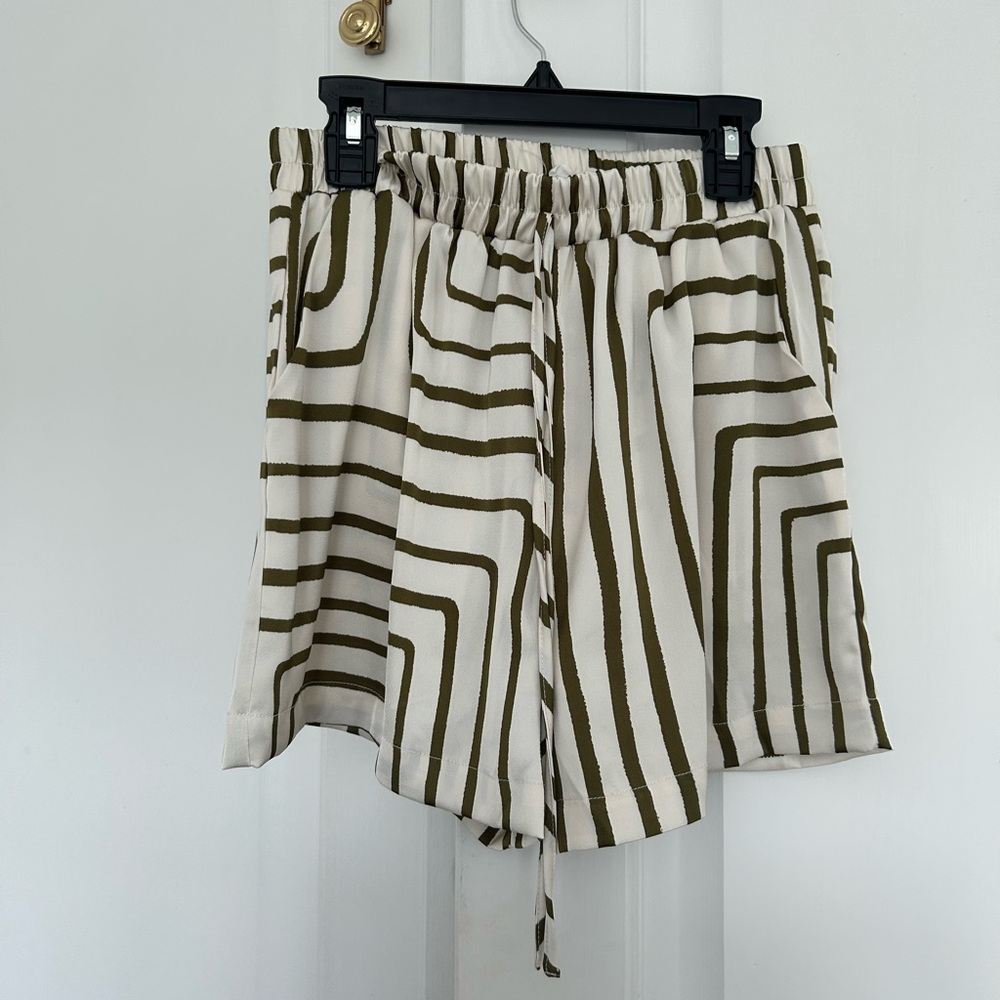 Stylish Olive and White Geometric Set - Picture 9 of 11